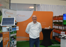 Kees van der Luyt van Pedak Meettechniek, dit jaar niet met een Landrover als eyecather, maar met potrozen om oranje stand een stukje extra op te fleuren. De mannen van het in sensortechniek gespecialiseerde bedrijf gaven op de beurs onder meer uitleg over private LoRa, een long range systeem om data meet te verzenden, alleen dan privé, dus zonder te hoeven betalen per stukje verstuurde data.